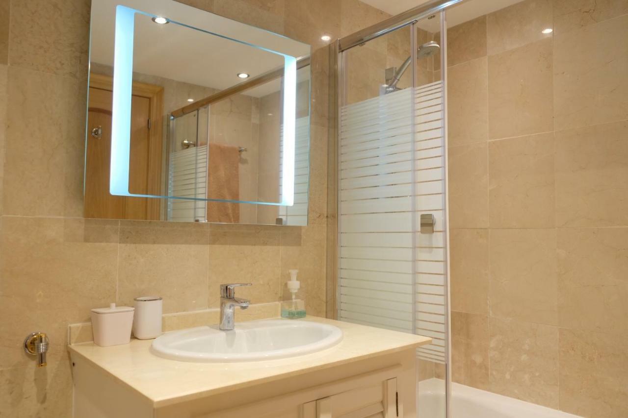 Luxury Modern Apartment With Terrace, Pool And Garage! 马尔韦利亚 外观 照片